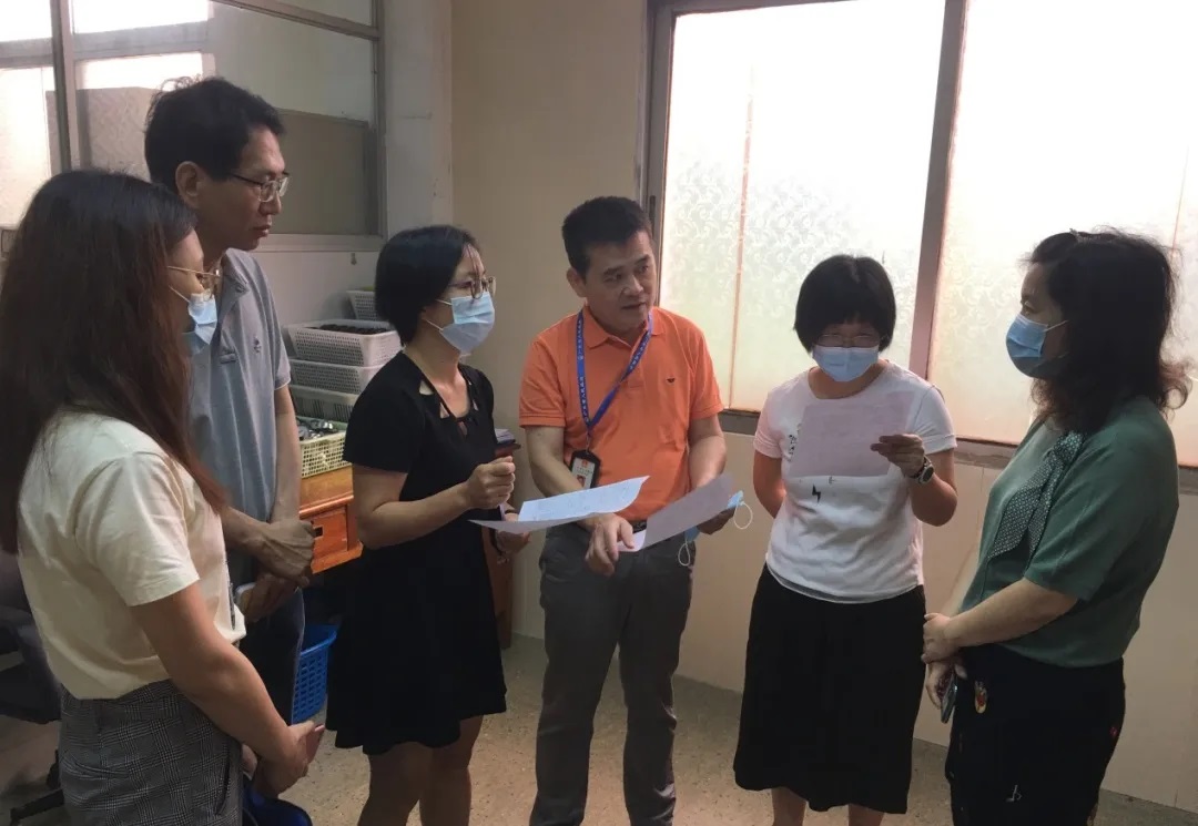 广州市海珠区市场羁系局专家一行到白云山皇冠现金公司举行计量检查指导