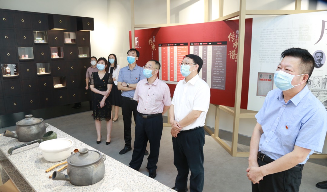 广药集团党委副书记雷宣云一行到白云山皇冠现金公司调研督导