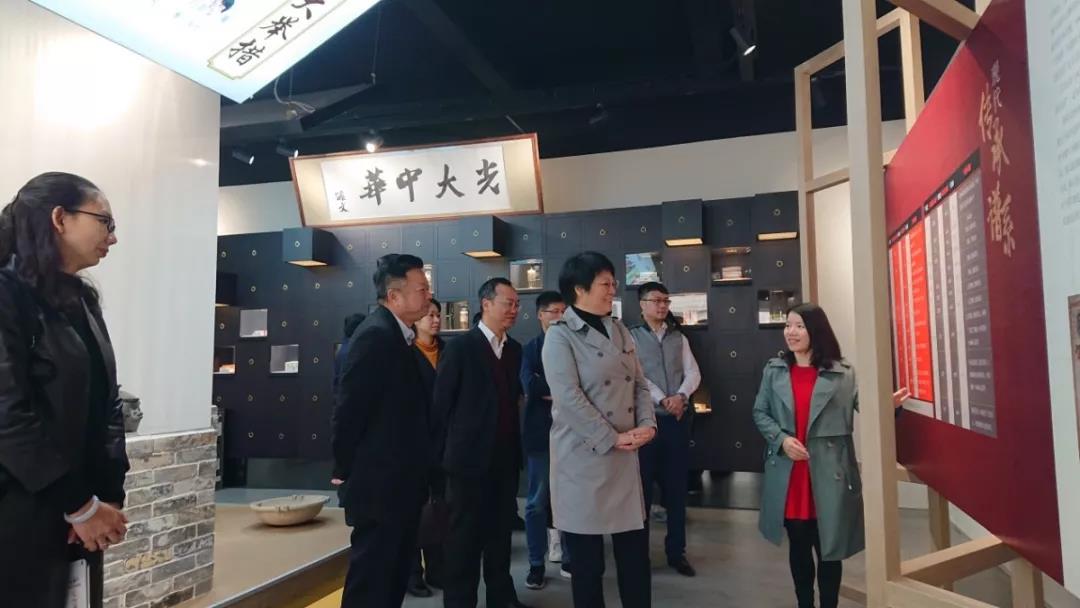 广药集团副总司理、总工程师刘菊妍一行到白云山皇冠现金调研科技质量治理事情