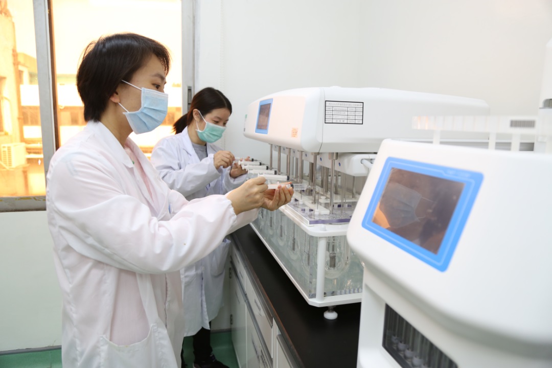 办公桌上的一瓶盐 ——可考究也可以迁就的皇冠现金研发人董穗娟