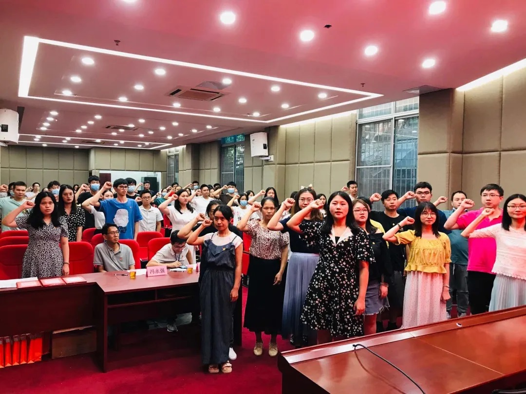白云山皇冠现金公司团委举行“重温革命历史·传承斗争精神”主题团日运动暨五四表扬及超龄团员离团仪式