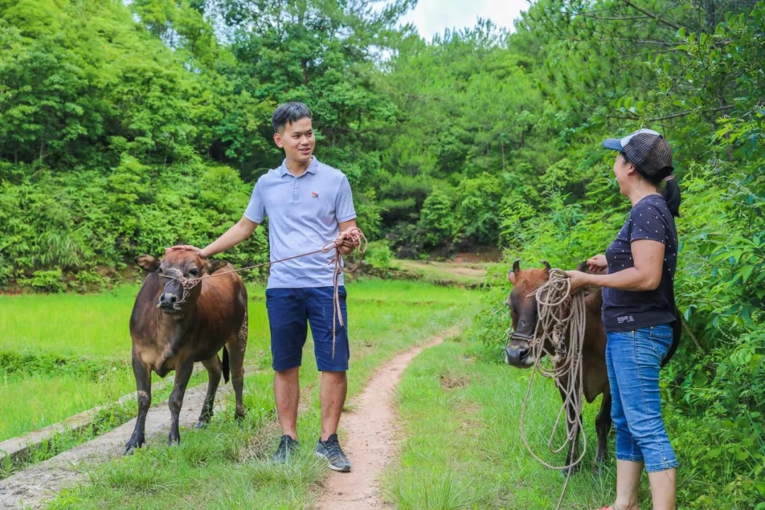 喜讯|白云山皇冠现金公司驻村干部巫小锦荣获广东省2019-2020年脱贫攻坚事情突出孝顺小我私家转达表扬