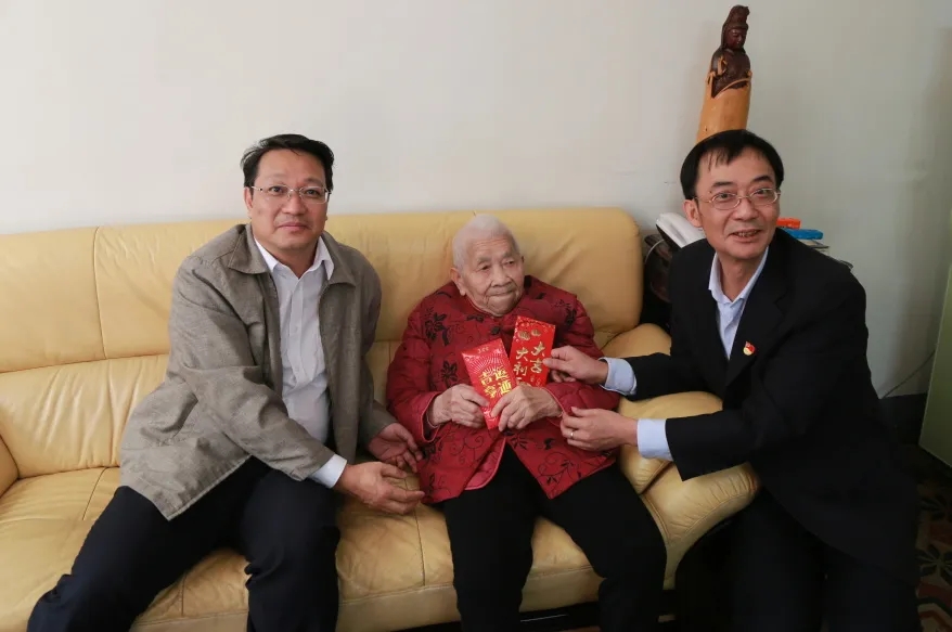 眷注革命功勋，传承红色基因 ——慰问皇冠现金离退休干部刘玉珍