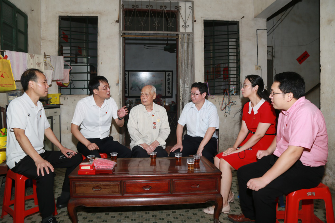 致敬模范，眷注入心！ ——白云山皇冠现金“七一”前夕走访慰问老劳模陈雨池同志