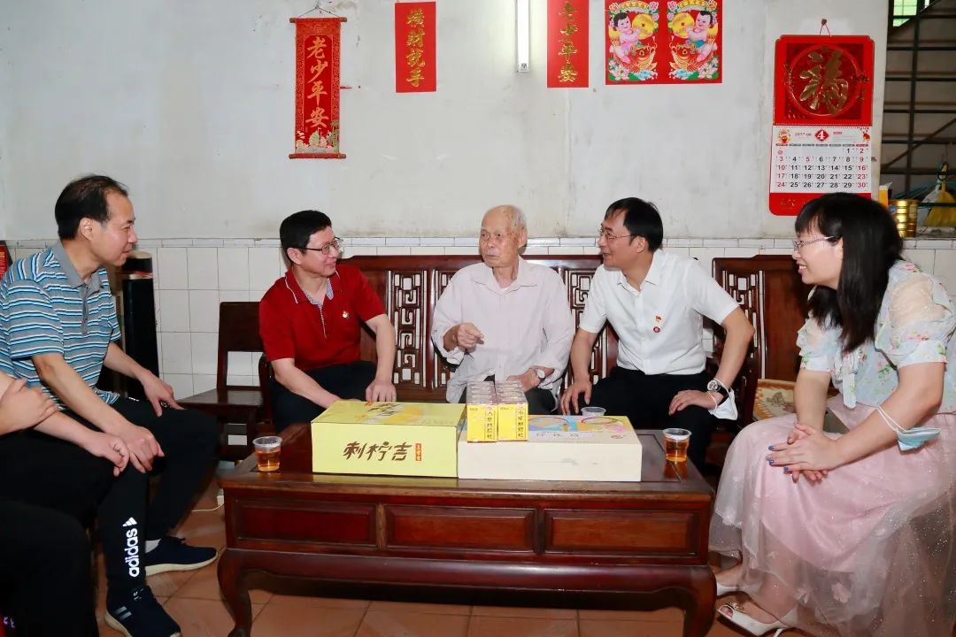 强国再起有我 传承劳模精神——白云山皇冠现金公司向导“五一”前夕走访慰问劳动模范和下层一线员工