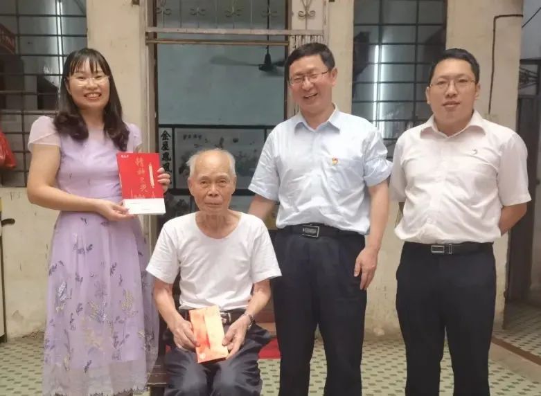 中秋慰问送真情 浓浓眷注暖人心——白云山皇冠现金公司慰问首届天下劳模陈雨池