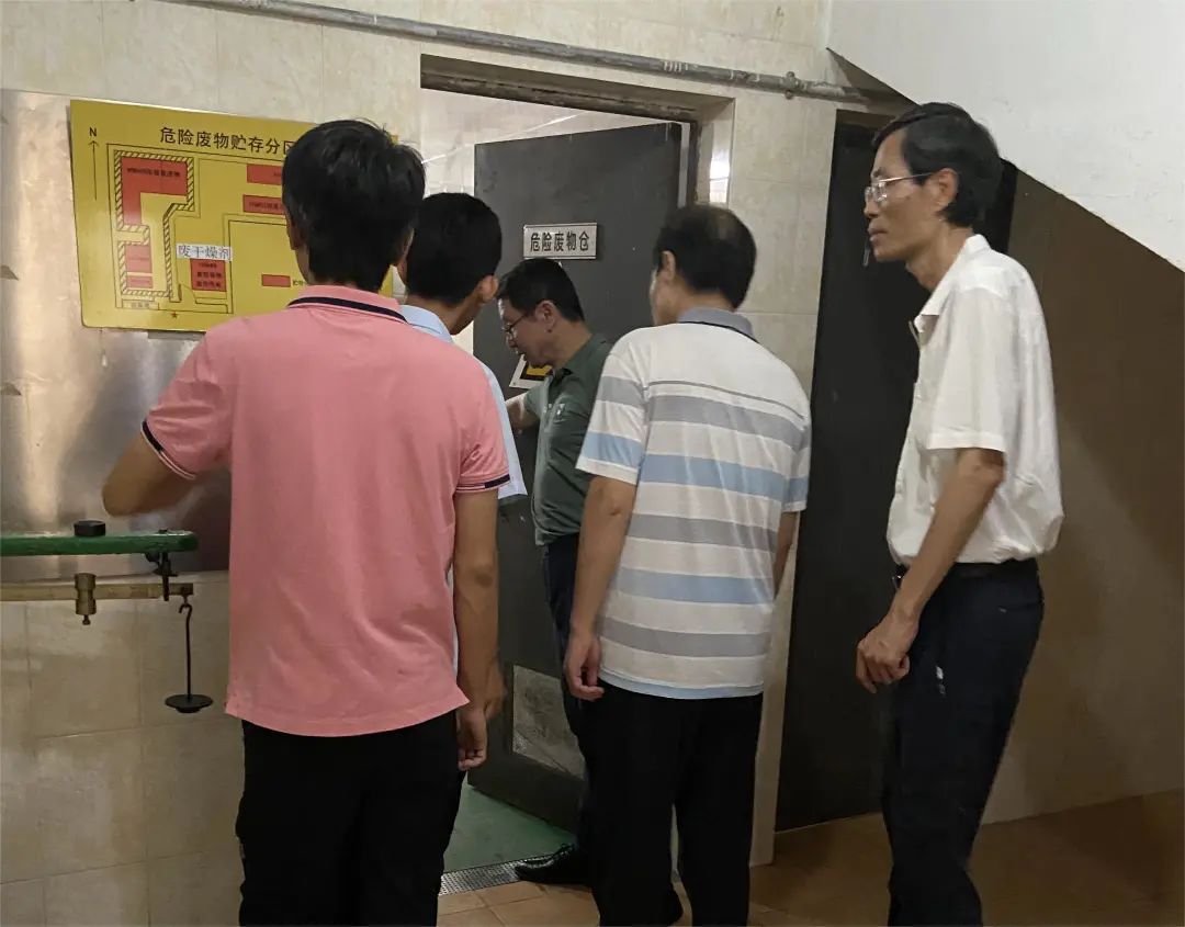“四不两直”强监视 拧紧节日“清静阀” ——白云山皇冠现金公司纪委开展中秋、国庆节前专项监视检查