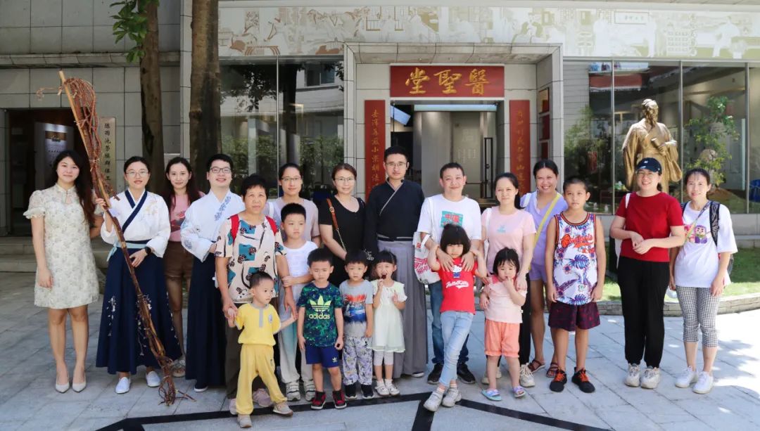 学千古名方 悟非遗传承——白云山皇冠现金公司组织开展主题非遗体验运动