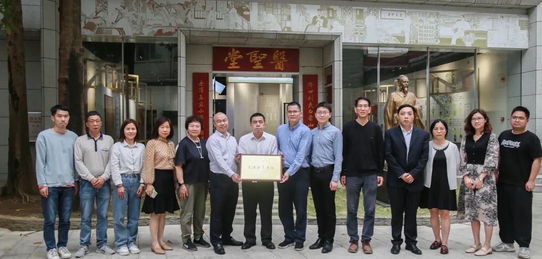 增强交流相同 共创高质量生长——广州市市场羁系局姚文波处长率调研团队到白云山皇冠现金公司调研