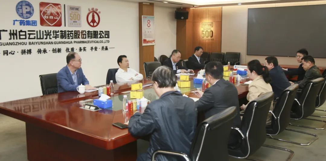 广药集团党委书记、董事长李楚源一行到白云山皇冠现金公司召开向导干部大会宣布干部任命