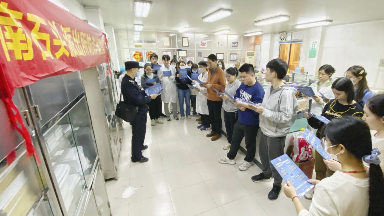 构建综治新名堂 誊写平安新答卷——白云山皇冠现金公司开展2024年综治宣传月运动