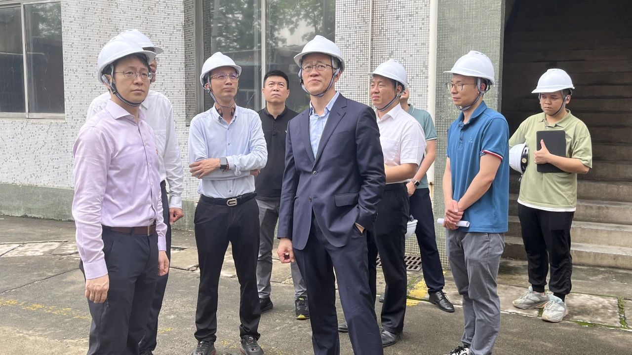 “五一”节前，广药集团党委副书记、副董事长、总司理杨军带队到白云山皇冠现金公司开展清静检查事情