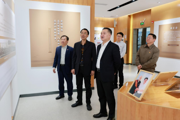 广药集团党委书记、董事长李小军到白云山皇冠现金公司调研